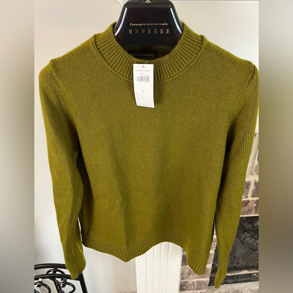 Banana Republic Women's Olive Green Crop, Crewneck Sweater. NWT. Never Worn.